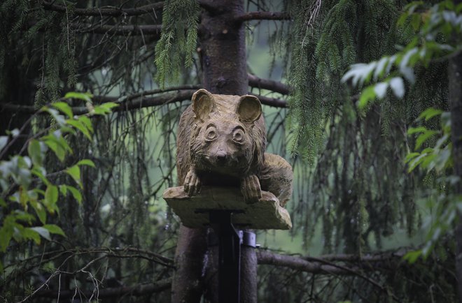 Lesene skulpture je izdelal »mojster z motorko« Matic Zakrajšek.<br />
Foto Jože Suhadolnik