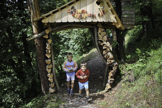 Erik in Nejc sta nam več kot zgovorno prikazala, kako odkrivati skrivnosti doživljajskega parka.<br />
FOTO Jože suhadolnik