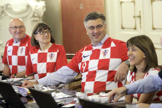 Vsi hrvaški ministri s premierom na čelu so se pojavili v dresih hrvaške nogometne reprezentance, nogometu so v resnici podredili čisto vse. FOTO: AP