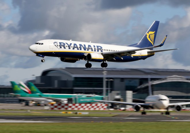 Irski nizkocenovni letalski prevoznik Ryanair v nakup avstrijskega nizkocenovnika. Foto AFP