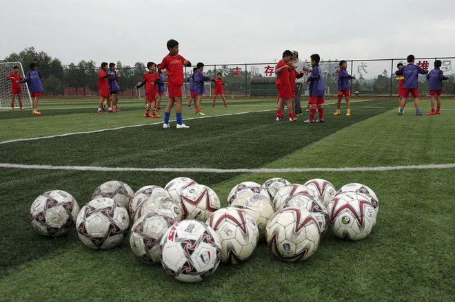 Nismo še slišali, da bi moral biti nogomet financiran do mere, ki še pomeni podporo gospodarstvu. FOTO: Reuters