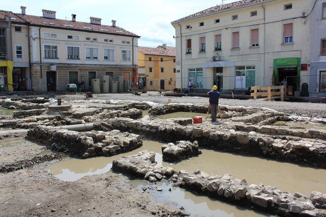 Obsežne arheološke raziskave na Lavričevem trgu, kjer bodo najzanimivejše ostanke rimskih stavb ohranili v izvirniku. Fotografije Blaž Močnik