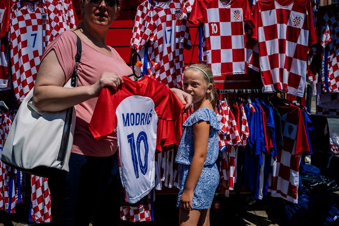 V Zagrebu imajo te dni, tako je bilo tudi na to soboto pred finalom, prodajalci dresov in majic hrvaške nogometne reprezentance polne roke dela. FOTO: AFP