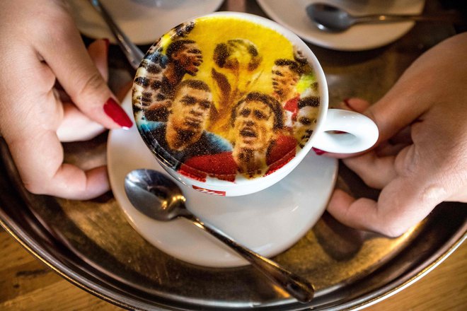 Na Hrvaškem je vse v znamenju nogometa. Tudi kava. FOTO: AFP