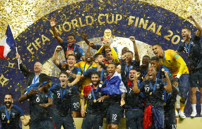 Francozi so dvignili pokal svetovnih prvakov. FOTO: Reuters
