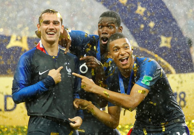 Antoine Griezmann (levo) se je naziva veselil skupaj z dvema mlajšima francoskima strelcema v finalu Paulom Pogbajem in Kylianom Mbappejem. FOTO: Reuters