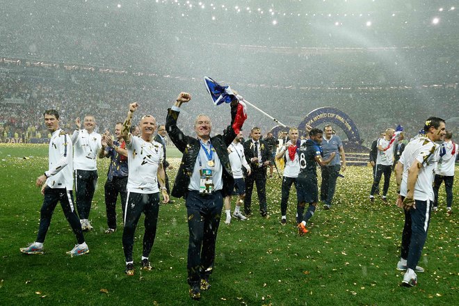 Didier Deschamps (v ospredju) je šele tretji v zgodovini nogometa, ki je naslov svetovnega prvaka osvojil kot igralec in selektor. FOTO: AFP