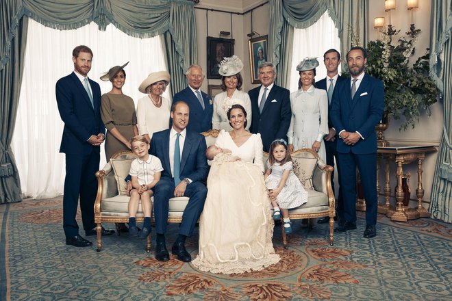 Britanska kraljeva družina se je zbrala na zasebnem obredu, kjer so pretekli ponedeljek krstili tretjega otroka princa Williama in njegove žene Kate. FOTO: Matt Holyoak/AP
