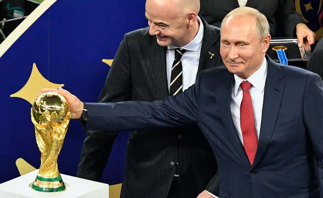Vladimir Putin je tudi malce pobožal zmagovalni pokal. FOTO: AFP