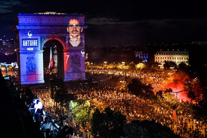 Portret Antoina Griezmanna so projicirali tudi na slavoloku zmage v Parizu. FOTO: AFP