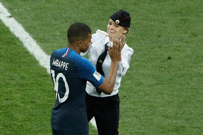 Francoski mladenič Kylian Mbappe je ostal miren in z eno deklet tlesknil z rokami. FOTO: AFP