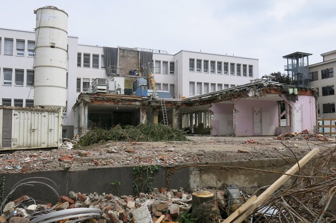 Prenova in dozidava ZD Bežigrad teče po načrtih, odprtje pa je predvideno za 1. september 2019. FOTO: Janez Petkovšek