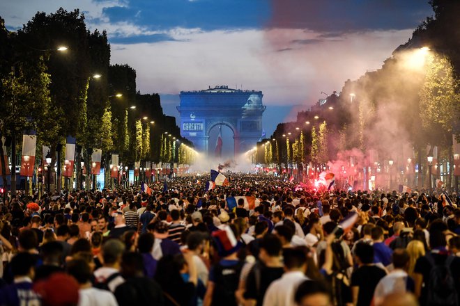 Ljudje so na ulicah slavili zmago svojih nogometašev. FOTO: Eric Feferberg/AFP