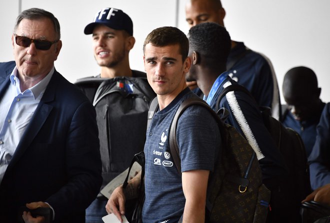 Antoine Griezmann na moskovskem letališču. FOTO: AFP