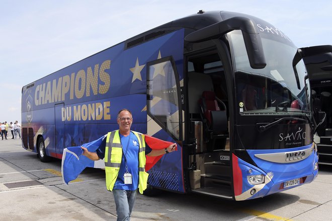 Avtobus, ki ga čaka nadvse pomembna naloga. FOTO: AP