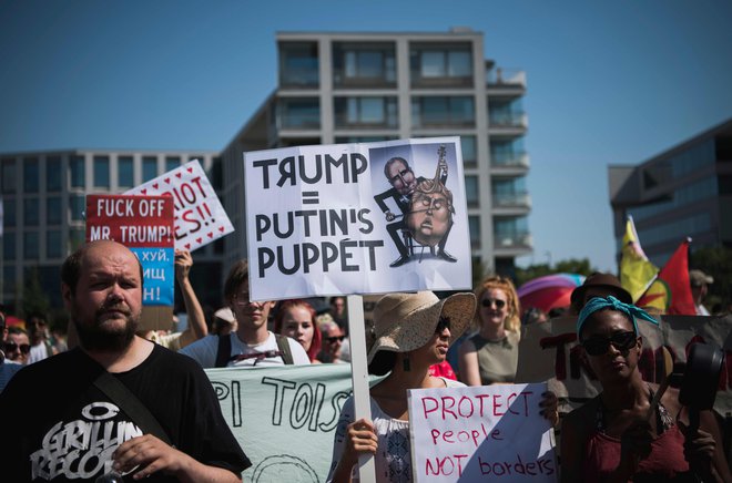 V Helsinkih se je tudi včeraj na ulicah zbralo več sto protestnikov, ki so izražali nezadovoljstvo s politiko, ki jo vodi Donald Trump. FOTO: AFP