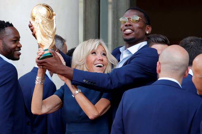 Paul Pogba (s francosko prvo damo) velja za enega glavnih zabavljačev v reprezentanci. FOTO: Philippe Wojazer/Reuters