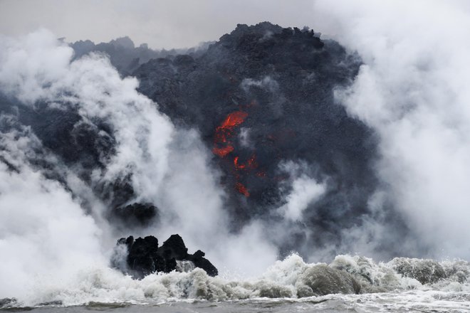 Oblasti opozarjajo na nevarnosti ogledovanja vulkanov. FOTO: Jae C. Hong/AP