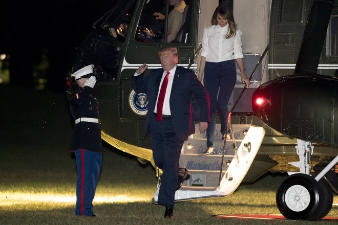 Vrnitev Donalda Trumpa in prve dame Melanie z evropske turneje na južni travnik Bele hiše FOTO: AP