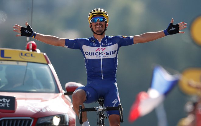 Julian Alaphilippe je s prvo etapno zmago na Touru navdušil navijače. FOTO: Benoit Tessier/Reuters