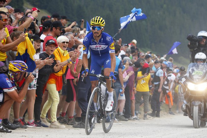 Julian Alaphilippe pred množico navdušenih francoskih navijačev. FOTO: AP