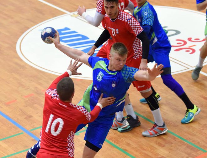 Krožnemu napadalcu Kristjanu Horženu (193 cm, 98 kg) napovedujejo sijajno rokometno kariero, ki jo bo 18-letni Trebanjec nadaljeval v Celju Pivovarni Laško. Foto: Slavko Kolar