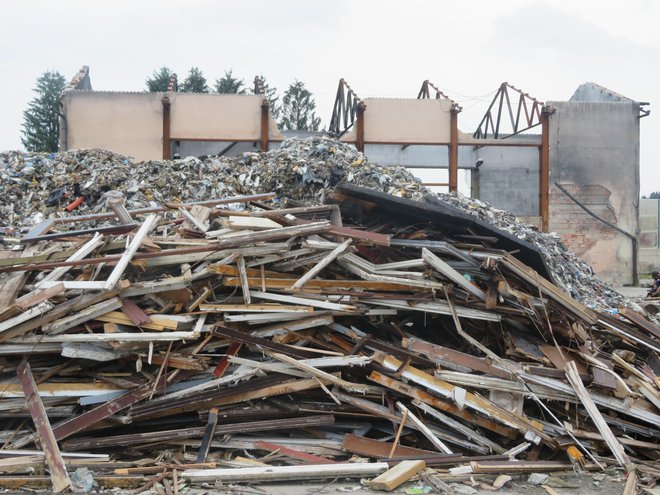 Saga s kupi razpadajočih odpadkov na pogorišču, ki so si ga skupaj z bližnjim zemljiščem za svojo deponijo zdaj izbrali še lokalni gradbinci, se nadaljuje. FOTO: Simona Fajfar