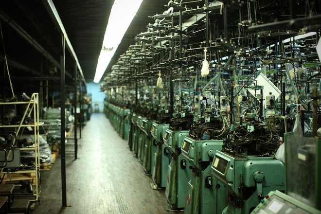 Pletilnica, kjer so včasih delali v treh izmenah in je brnelo več sto strojev hkrati, je povsem prazna že nekaj dni, večina strojev je utihnila že davno. FOTO: Jure Eržen/Delo
