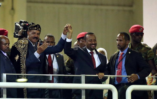 Eritrejski predsednik Isaias Afwerki (levo) in etiopski premier Abiy Ahmed sta na koncertu proslavila konec večletne sovražnosti med državama. FOTO: Reuters