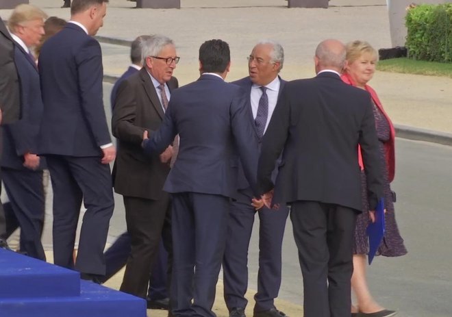 Trenutek, ko se je predsednik evropske komisije Jean-Claude Juncker opotekel na stopnicah pred bruseljskim parkom Cinquantenaire, je celo v Avstriji sprožil govorice in spore. FOTO:<br />
AP