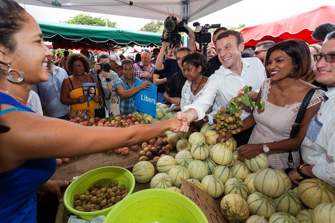 Bo predsednik Emmanuel Macron, ki je predvolilno takole zapeljeval volivce z otoka Réunion, popravil zgodovinsko krivico?<br />
FOTO: Reuters