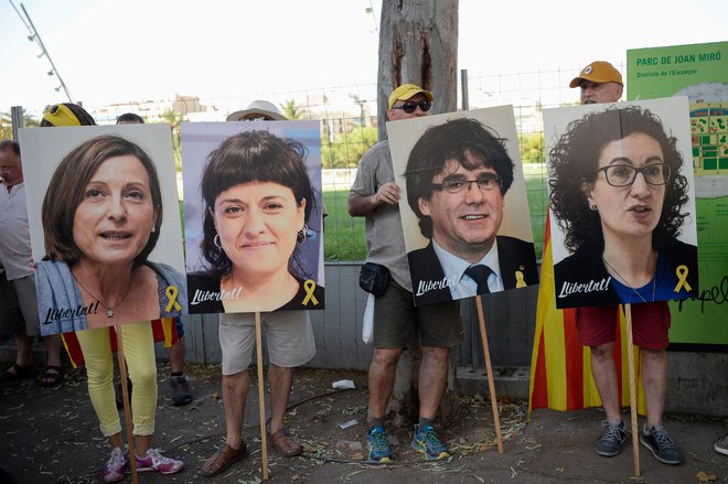 Podporniki nekdanjih katalonskih voditeljev na sobotnih demonstracijah v Barceloni. FOTO: Josep Lago/AFP