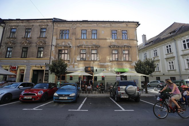 Vogalno stavbo Levstikov trg 9-Stiška ulica 1- Gallusovo nabrežje 35 bodo prenavljali po devetih letih priprav. FOTO: Leon Vidic