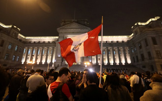 Perujci se ogorčeno postavljajo proti skorumpiranemu sistemu. FOTO: Reuters