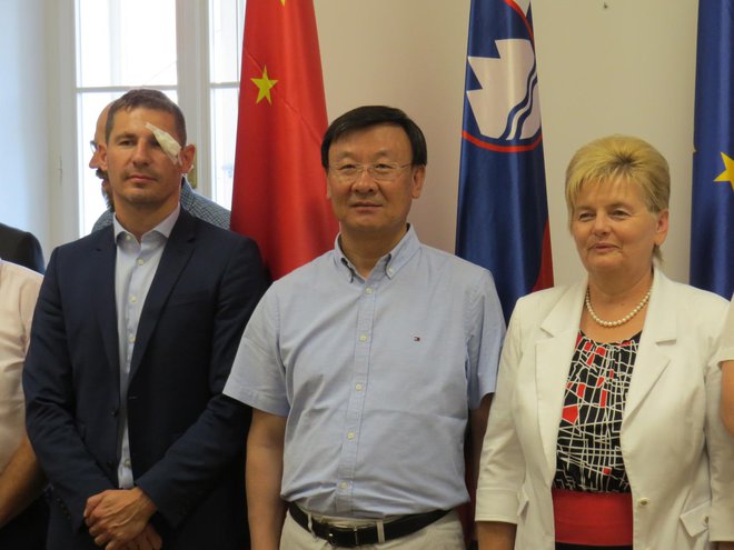 Prvi obisk kitajske delegacije v Beli krajini: na fotografiji županja Črnomlja Mojca Čemas Stjepanovič, župan mesta Baotou Zhao Jiangtao in direktor Rica Bela krajina Peter Črnič. FOTO: Bojan Rajšek/Delo