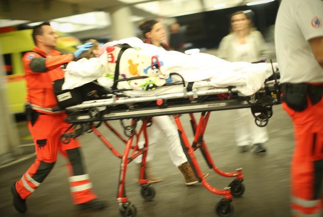 Kar dve tretjini bolnikov pride do postelje na interni kliniki skozi urgenco. FOTO: Jure Eržen