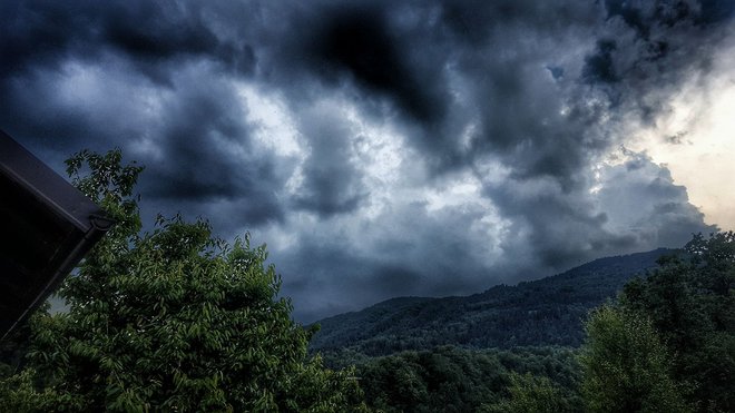 Možni so močnejši nalivi, sunki vetra in toča. FOTO: Bralka