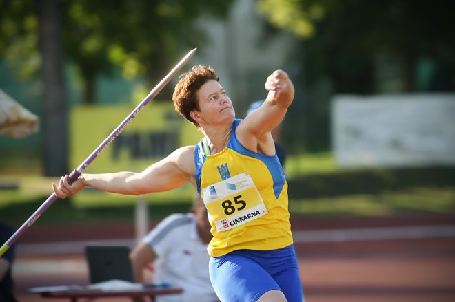 Martina Ratej je končala tik pod odrom. FOTO: Jure Eržen/Delo