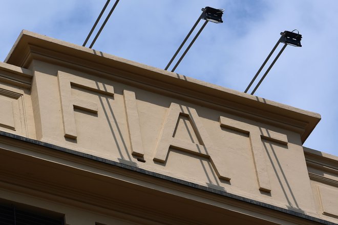 Sedež koncerna Fiat Chrysler Automobiles (FCA) v Torinu. Na hitro sklicani nadzorni odbor je v soboto zvečer imenoval novega prvega moža. FOTO: AFP