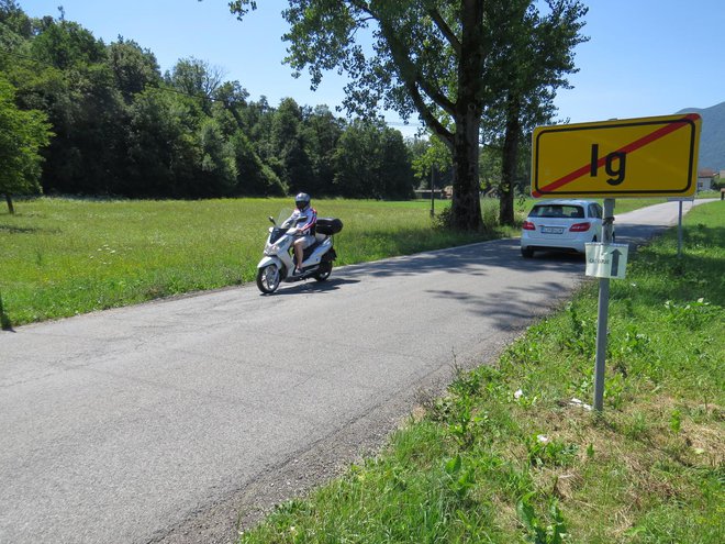 Na travniku na koncu občinskega središča in ob lokalni cesti Ig–Iški vintgar načrtujejo gradnjo doma za starejše. Foto Bojan Rajšek