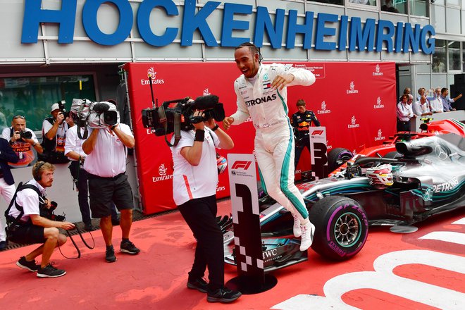 Lewis Hamilton se je veselil pred nemškimi navijači. FOTO: AFP