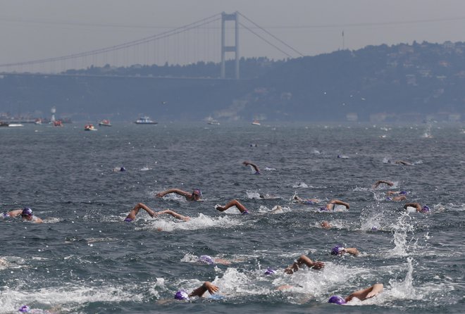 Plavalci na poti iz azije v Evropo.&nbsp;FOTO: Lefteris Pitarakis/Ap