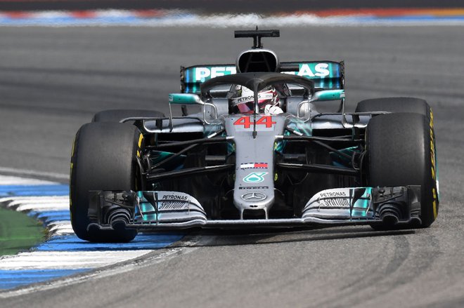 Lewis Hamilton je ohranjal jeklene živce in se zasluženo veselil zmage v Hockenheimu. FOTO AFP