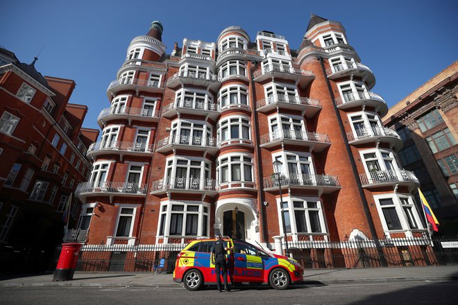 Britanska policija poslopje veleposlaništva redno nadzoruje. FOTO: REUTERS/Hannah McKay