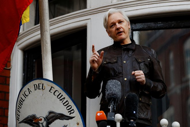 Ustanovitelj Wikileaksa Julian Assange med govorom na balkonu ekvadorskega veleposlaništva v Londonu maja lani.&nbsp; FOTO: REUTERS/Peter Nicholls