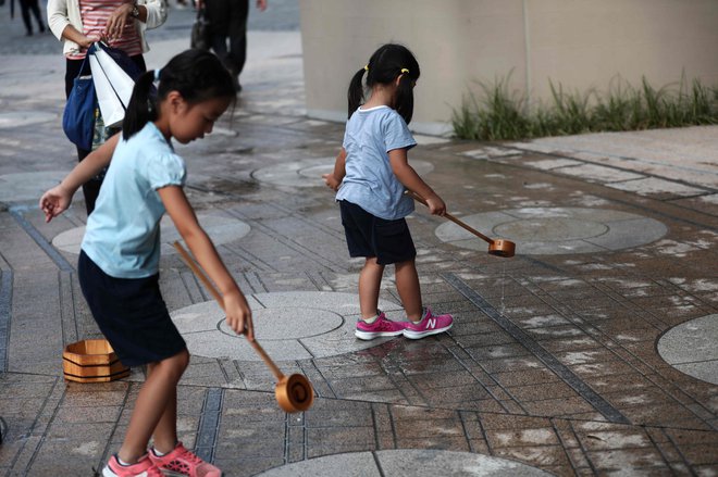 Od skupno 927 meteoroloških postaj so temperaturo, ki je presegla 35 stopinj Celzija, izmerili na 237 postajah. FOTO: AFP