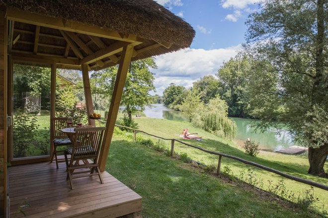 Keltske hiške v kampu v Podzemlju so prava turistična znamenitost. FOTO: Uroš Hočevar/Delo