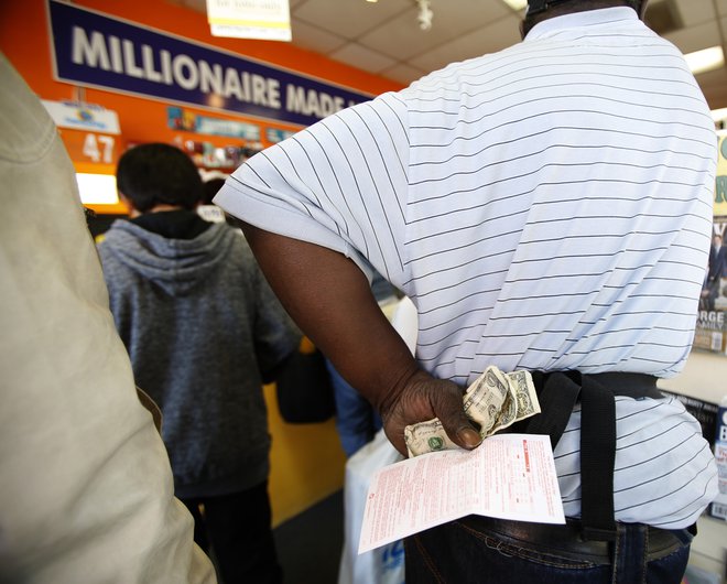 Ljudje v vrsti čakajo na nakup loterijske srečke. FOTO: Mario Anzuoni/Reuters