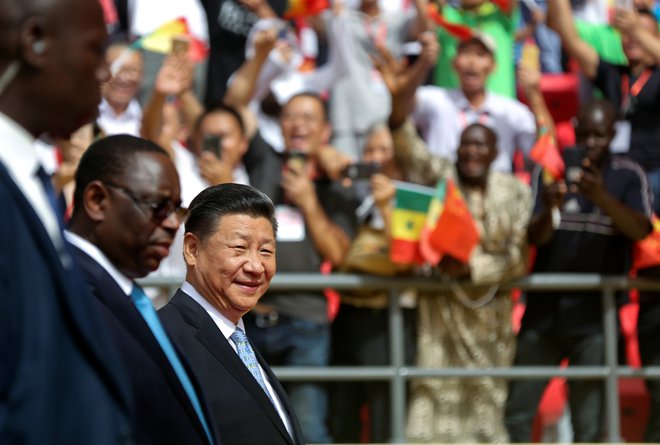 Senegalski predsednik Macky Sall in kitajski predsednik Xi Jinping v nedeljo v Dakarju. FOTO: Reuters