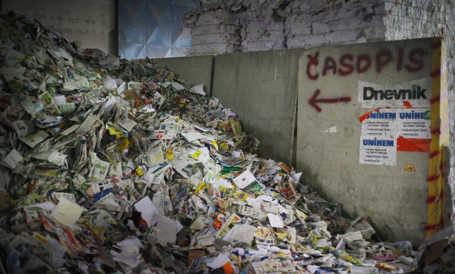 Zagotovo pa recikliran papir ni tako zelo prijaznejši do narave od primarne celuloze. Najprej je treba odstraniti vse, kar je že na odpadni surovini – barvilo, sponke, polivinile in tako naprej.<br />
<br />
<em>FOTO</em> Jože Suhadolnik